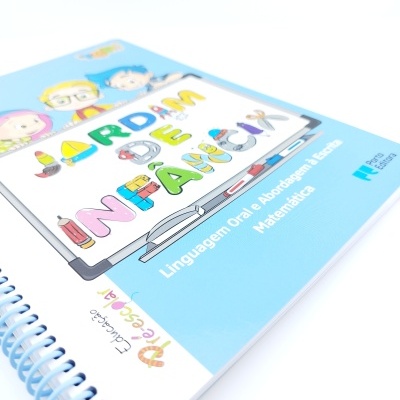 Livro educativo Jardim de Infância com capa azul e texto colorido