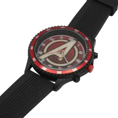 Relógio de pulso preto com símbolo dos Vingadores no mostrador