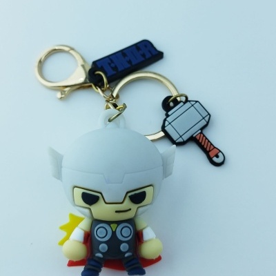 Chaveiro do Thor com martelo e etiqueta azul com texto THOR