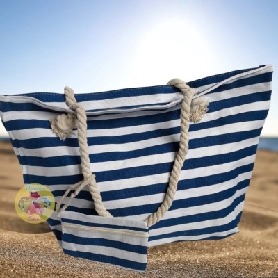 Saco de praia listrado azul e branco com alças de corda