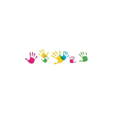 Impressões coloridas de mãos em fundo branco