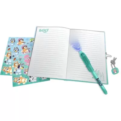 Caderno aberto com linhas e caneta azul clara, com autocolantes de personagens animados