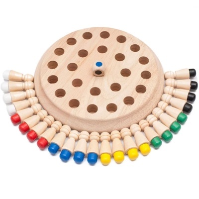 Tabuleiro de jogo de madeira circular com peças coloridas