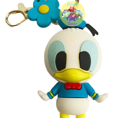 Chaveiro figura do Pato Donald em borracha colorida com acessório em forma de flor azul