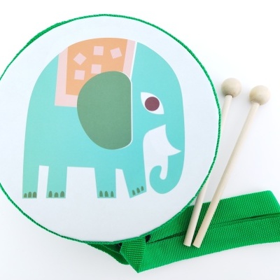 Tambor infantil com elefante colorido e baquetas
