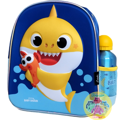 Mochila azul com tubarão Baby Shark amarelo e garrafa azul na rede lateral