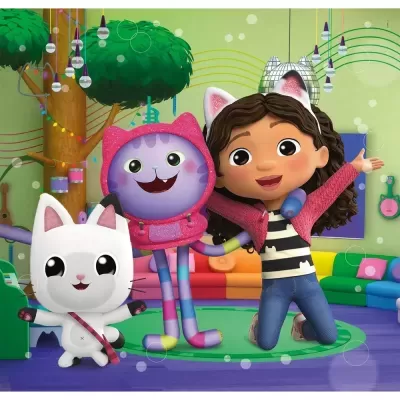 Menina animada com orelhas de gato junto a dois gatos animados em fundo colorido com sofa e árvore