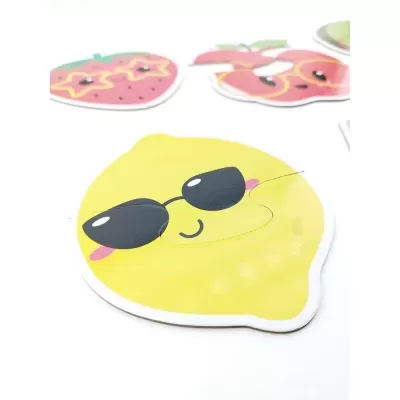 Peças de puzzle em madeira com desenho de limão amarelo com óculos escuros
