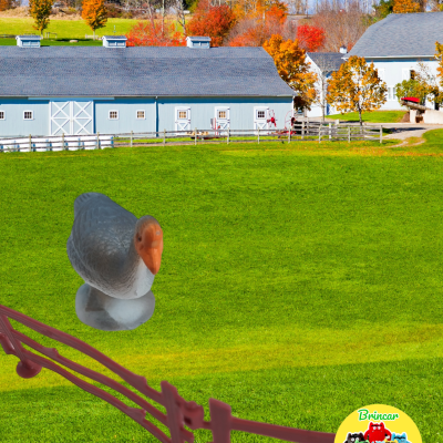 Figura de ganso cinzento em relvado com celeiros ao fundo