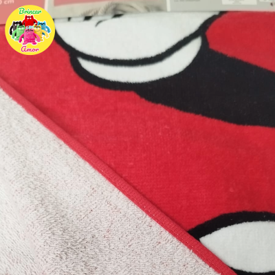 Tapete colorido vermelho, preto e branco com borda vermelha e verso bege