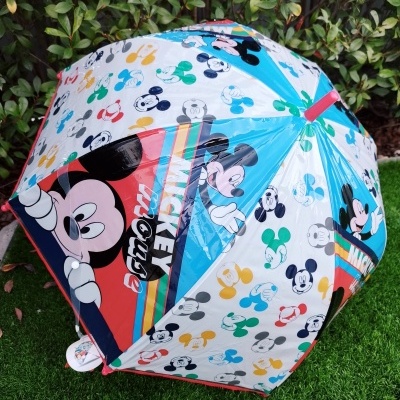 Guarda-chuva colorido com padrão de desenhos do Mickey Mouse e texto 'MICKEY Mouse'
