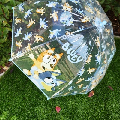 Guarda-chuva transparente com personagens animados e texto 'BLUEY'