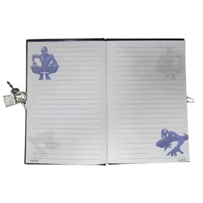 Caderno aberto com páginas pautadas e personagens azuis e fecho metálico prateado.