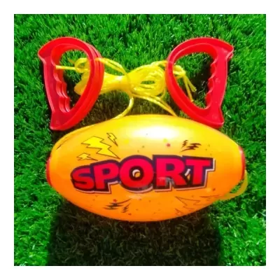 Brinquedo desportivo amarelo com alças vermelhas e corda, texto SPORT, sobre relva artificial verde