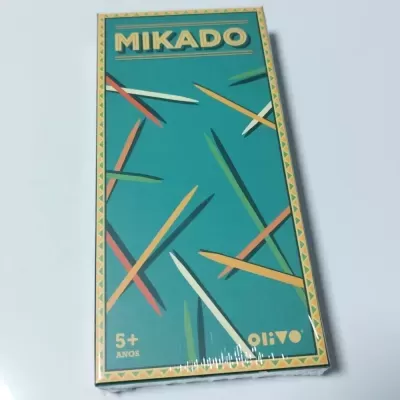 Embalagem do jogo Mikado em cartão verde com palitos coloridos e texto 5+ ANOS Olivo