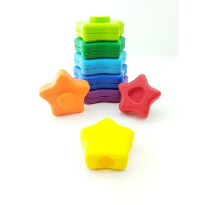 Brinquedos estrela empilhados coloridos