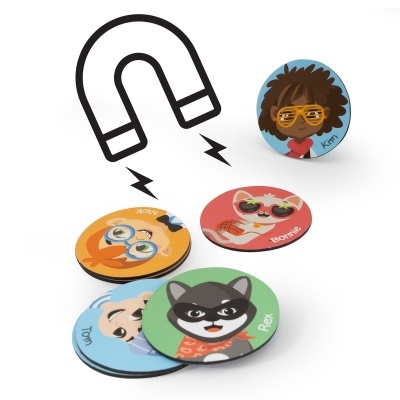 Cinco ímanes redondos com personagens animados coloridos e um íman preto desenhado acima