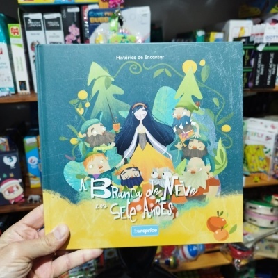 Livro infantil A Branca de Neve e os Sete Anões com capa ilustrada