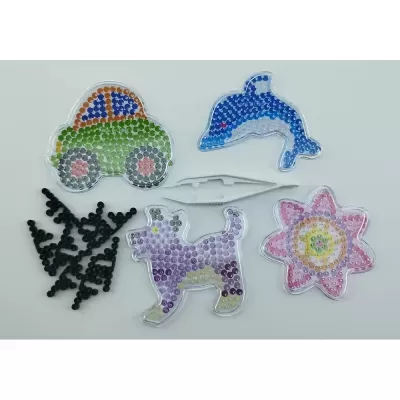 Figuras de plástico com contas coloridas e acessórios numa superfície branca