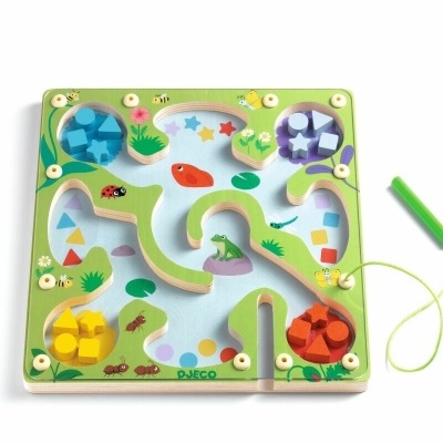 Jogo de tabuleiro infantil de madeira com peças coloridas e caneta magnética