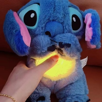 Pelúcia Stitch azul com luz na barriga e orelhas cor de rosa
