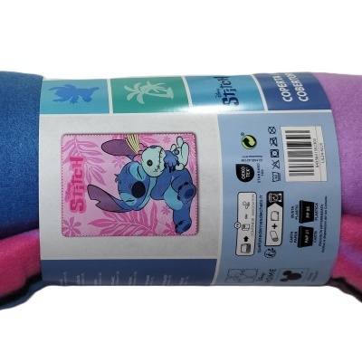 Cobertor colorido com personagem Stitch e etiqueta