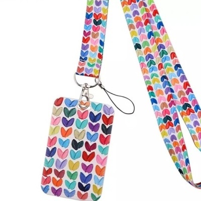 Capa para telemóvel com padrão colorido de corações e fita combinando