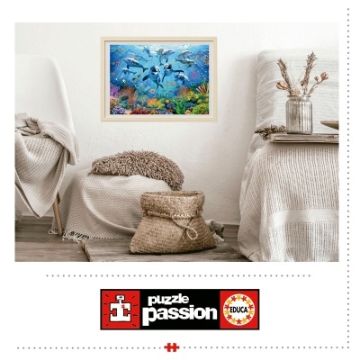 quadro puzzle colorido com tema marítimo pendurado na parede entre móveis claros