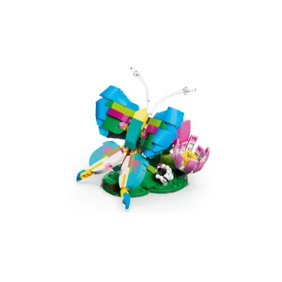 Figura de borboleta colorida feita com blocos tipo Lego sobre base verde com flor.