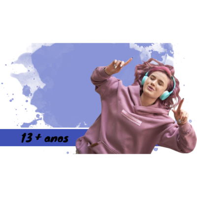 Jovem com hoodie rosa e auriculares turquesa a dançar com fundo azul e texto '13 + anos'