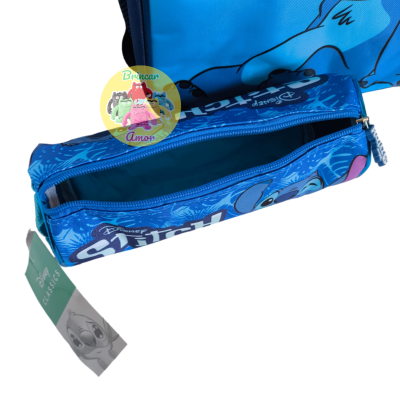 Estojo azul com padrão do personagem Stitch da Disney e fecho de correr azul