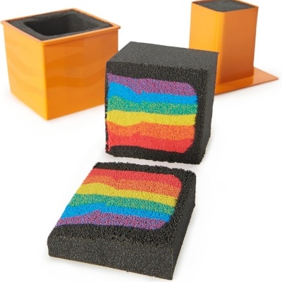 Cubo colorido com camadas em arco-íris cortado junto a suportes quadrados laranja