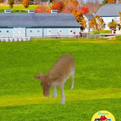 Cabra marrom clara num campo verde com fazenda e árvores de outono ao fundo e selo amarelo 