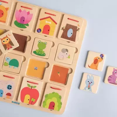 Tabuleiro de madeira quadrado com peças ilustradas de animais e objetos coloridos