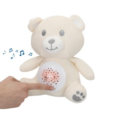 Ursinho de peluche bege com luz na barriga e dedo a pressionar