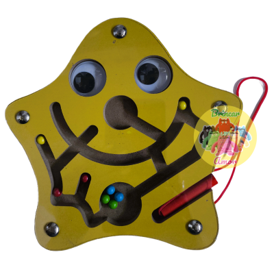 Brinquedo estrela amarelo de madeira com olhos móveis e percurso de bolas coloridas