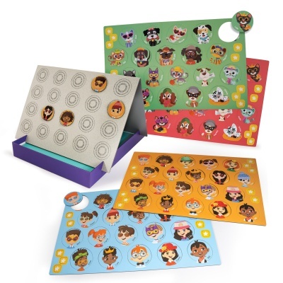 Tabuleiros coloridos com personagens animados e tabuleiro cinzento com círculos desenhados para jogo