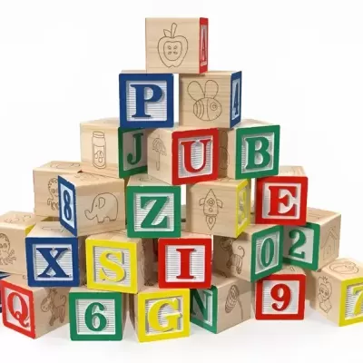 Blocos de madeira para construir com letras, números e desenhos coloridos