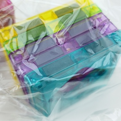 Cubo plástico colorido dentro de plástico transparente amassado