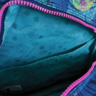 Interior de mochila azul com forro azul claro e fecho rosa