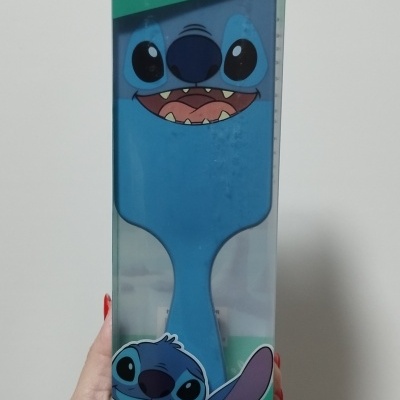 Escova de cabelo azul com a cara do Stitch em embalagem transparente verde