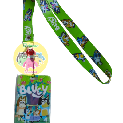 Cordon verde para pendurar com personagens da Bluey e embalagem com a mesma temática