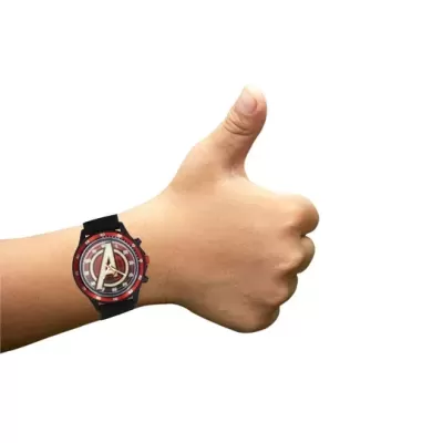 Relógio de pulso com bracelete preta e mostrador colorido em pulso