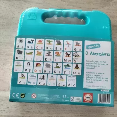 Kit educacional de alfabeto com imagens de animais e objetos em caixa plástica azul.