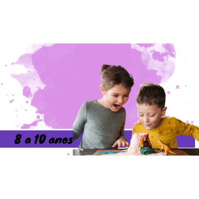 Duas crianças observam um vulcão de brinquedo com dinossauro, texto 8 a 10 anos