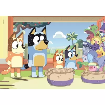 Quatro cães animados em casa com dois cestos e jardim de fundo.