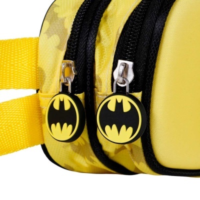 Mochila amarela com fechos de correr e logótipo do Batman