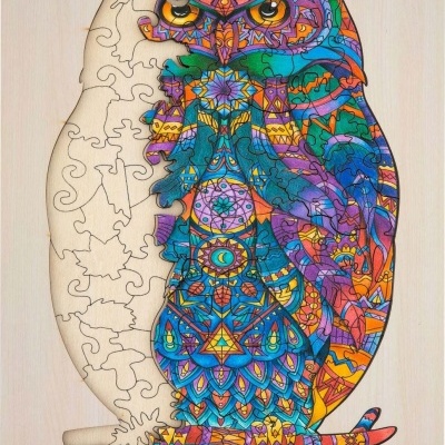 Puzzle em madeira com coruja colorida meio montada