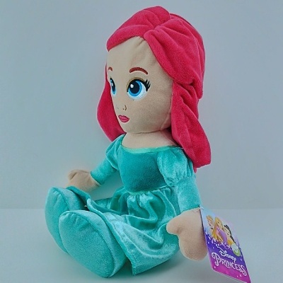 Boneca de pelúcia Disney Princess com vestido azul e cabelo vermelho