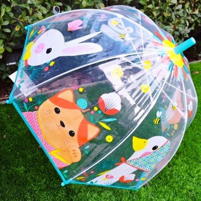 Guarda-chuva transparente com desenhos coloridos de animais e flores.
